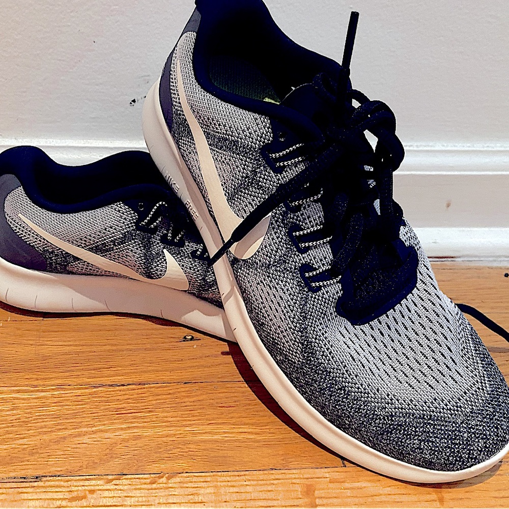 BRAND NEW! Nike free 2017!! Womens sz 8.5!